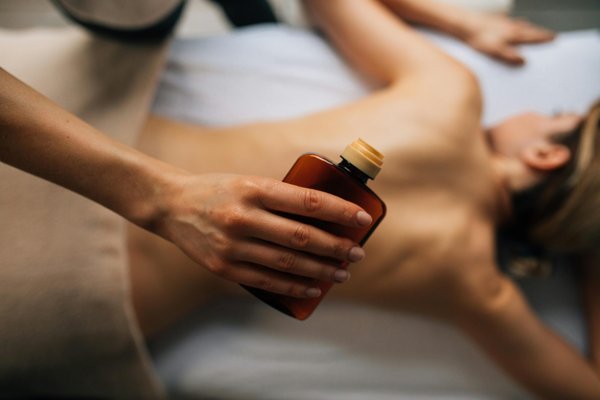Le voyage sensoriel du massage naturiste à paris